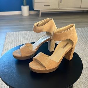 NWOT Paul Green nude suede heels